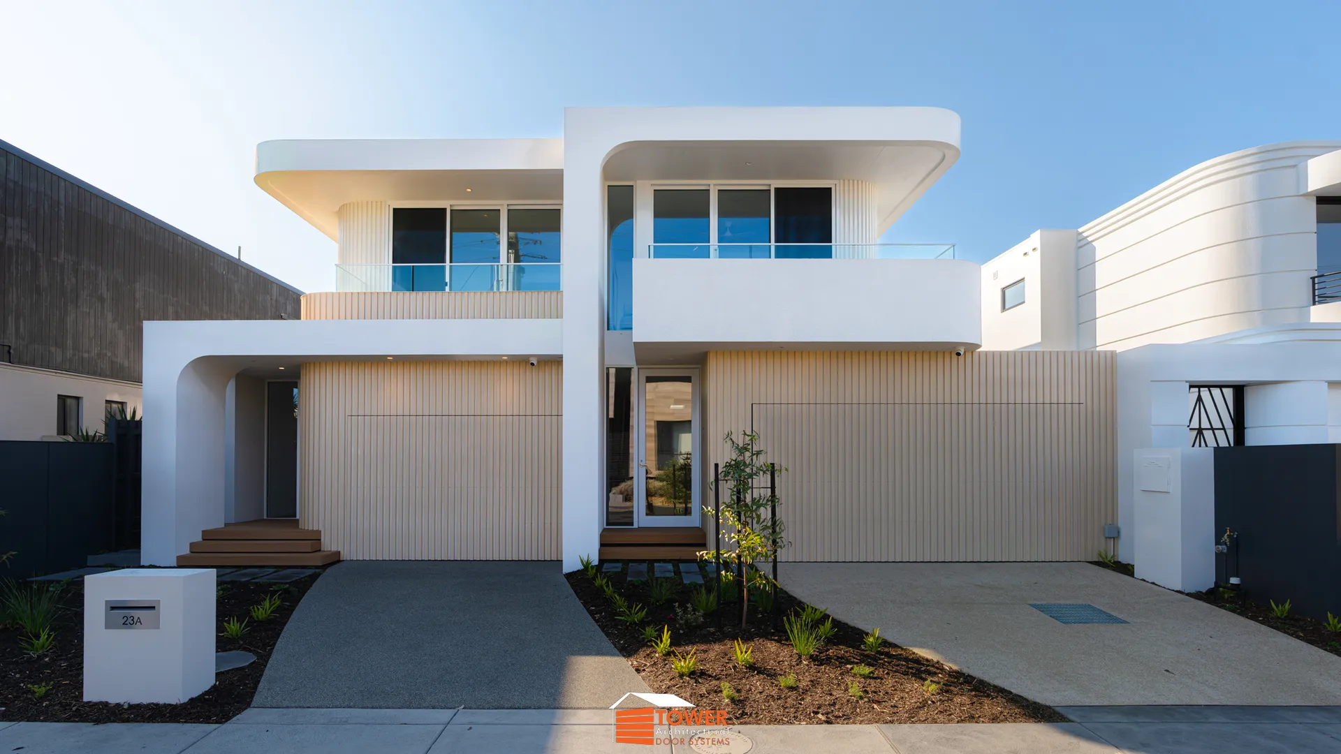 Architectural Range — Batten Series Location: Melbourne Builder: Lowe Design & Build Style Profile: A refined architectural façade that embraces soft curvature, modern minimalism, and seamless integration.